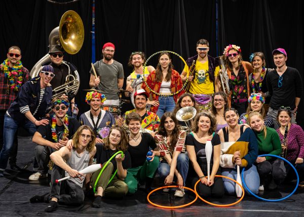 Photo : Cirque et fanfare au festival des Moissons d'avril © Gautier Dufau