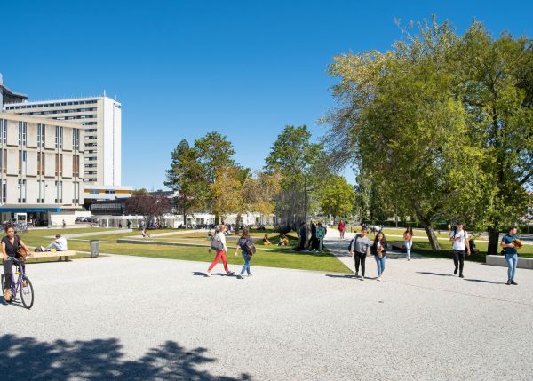 Photo : Esplanade extérieure, Jacques Latrille du campus Carreire © Arthur Pequin