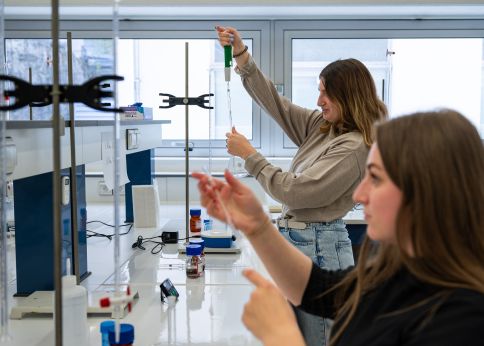 Photo Students have access to laboratory rooms - Dax Campus © Gautier Dufau