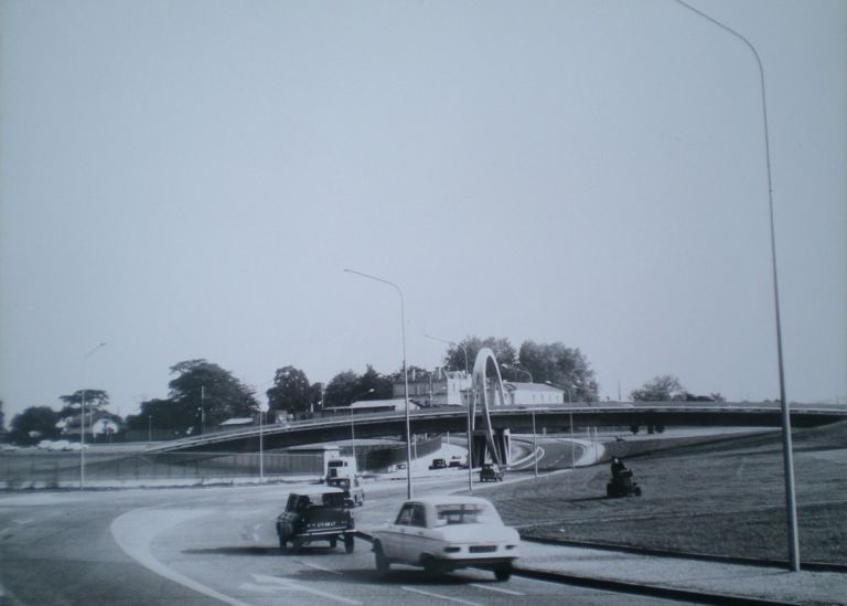 Photo : Passerelle reliant le campus Bordes et Peixotto - archive universitaire issue d'une exposition de 2008 © université de Bordeaux