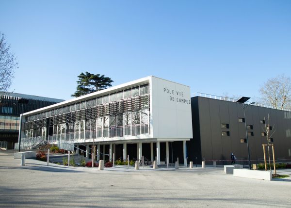 Photo : Dédié à la vie de campus et foisonnant d'activités et de services, le pôle de vie jouxte le restaurant universitaire Le Mascaret © Université de Bordeaux