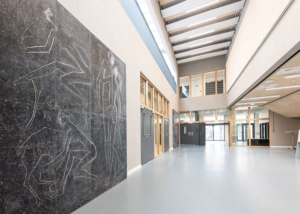 Main hall of the student life hub, decorated with bas-reliefs by Pierre Brun © Gautier Dufau