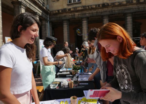 Photo : Les animations de rentrée sont l'occasion pour les associations de présenter leurs activités et recruter © Université de Bordeaux